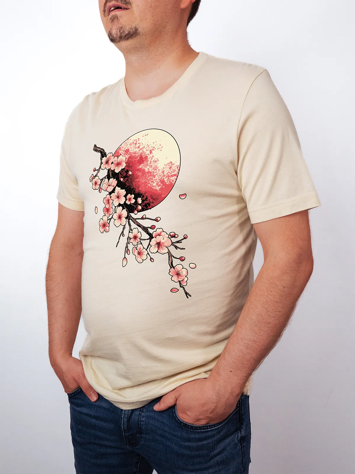 Bluetenmond T-Shirt in Soft Cream, getragen von einem Herren Model, in der Ansicht von seite.