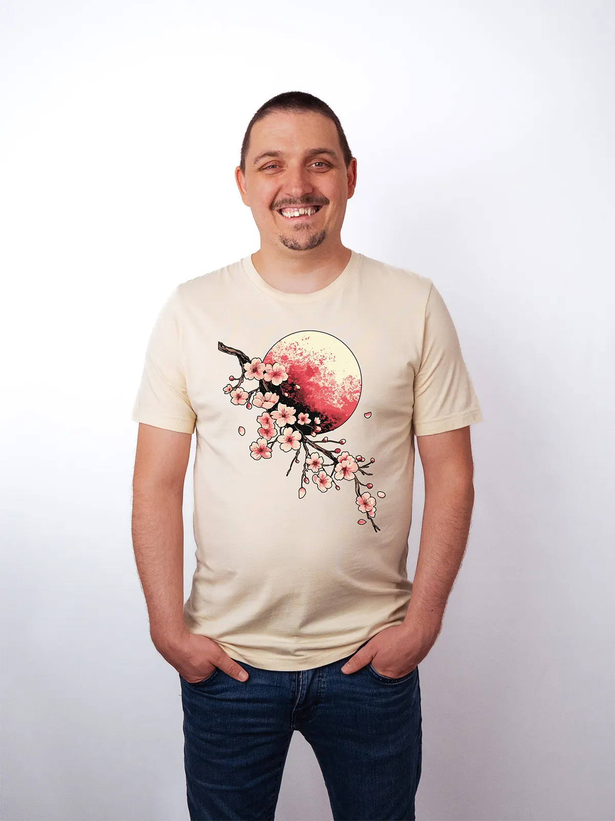 Bluetenmond T-Shirt in Soft Cream, getragen von einem Herren Model, in der Ansicht von vorne.