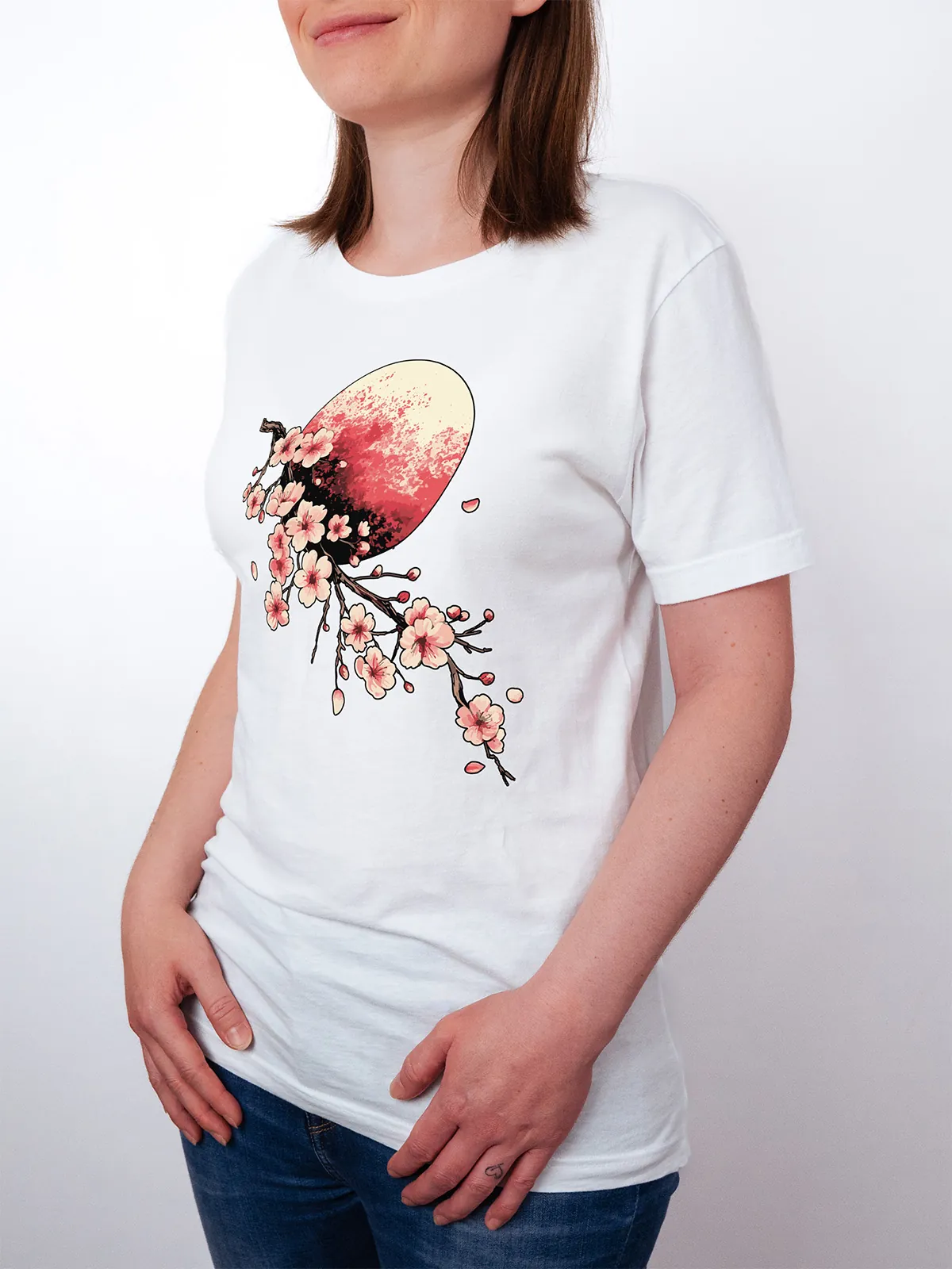 Bluetenmond T-Shirt in White, getragen von einem Damen Model, in der Ansicht von seite.