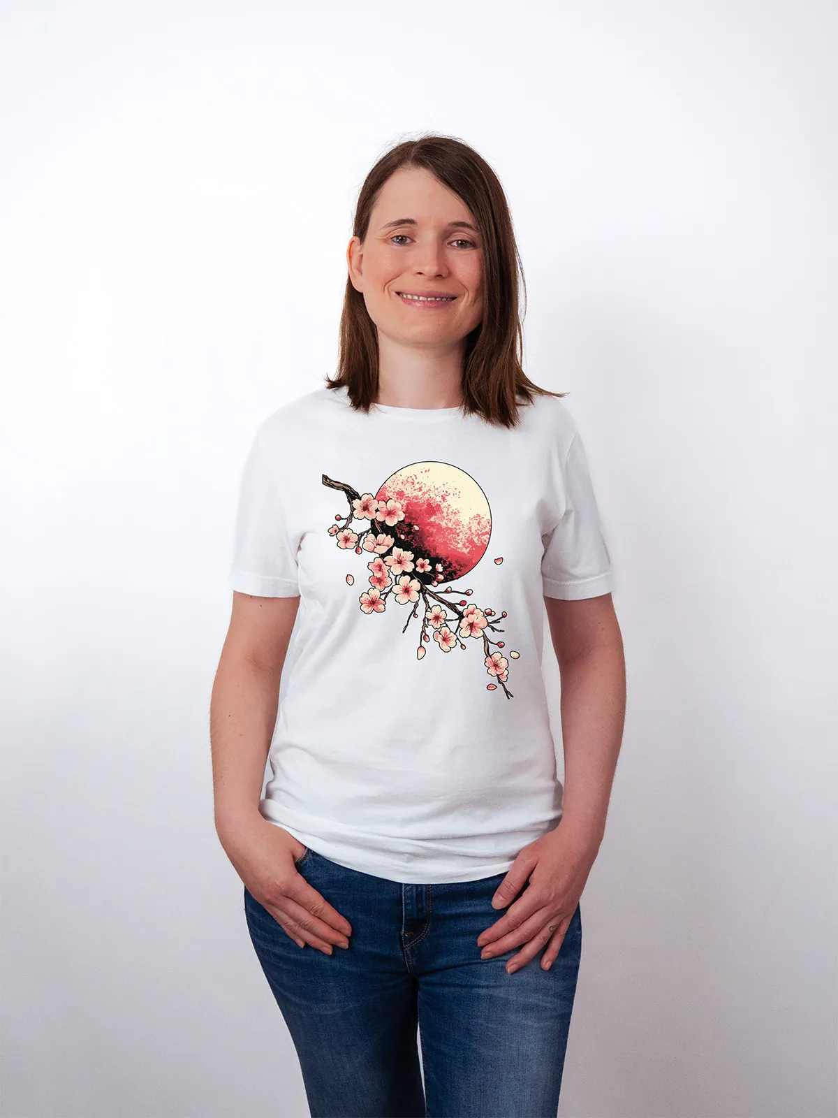 Bluetenmond T-Shirt in White, getragen von einem Damen Model, in der Ansicht von vorne.