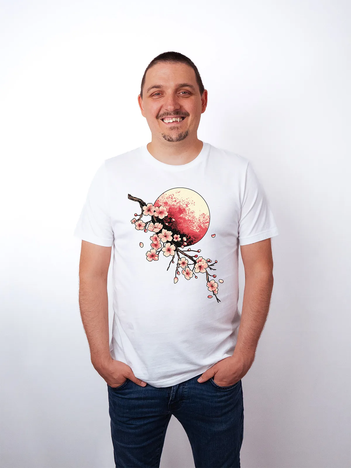 Bluetenmond T-Shirt in White, getragen von einem Herren Model, in der Ansicht von vorne.