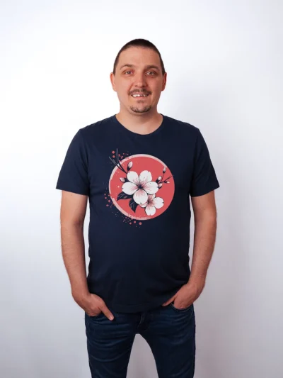 Bluetensonne T-Shirt in Navy, getragen von einem Herren Model, in der Ansicht von vorne.