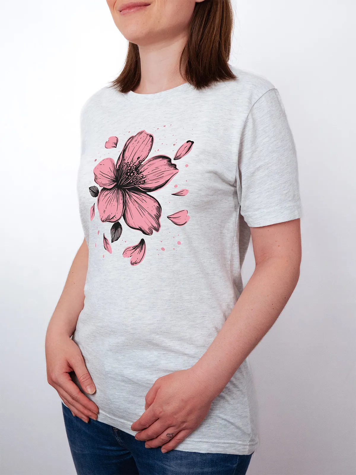 Einzelne Bluete T-Shirt in Ash, getragen von einem Damen Model, in der Ansicht von Seite.