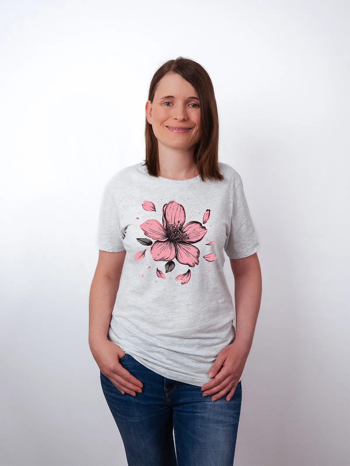 Einzelne Bluete T-Shirt in Ash, getragen von einem Damen Model, in der Ansicht von Vorne.