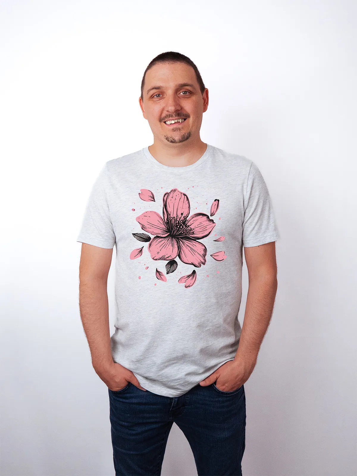 Einzelne Bluete T-Shirt in Ash, getragen von einem Herren Model, in der Ansicht von Vorne.