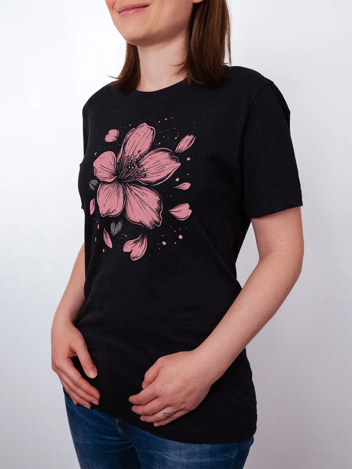 Einzelne Bluete T-Shirt in Black Heather, getragen von einem Damen Model, in der Ansicht von Seite.