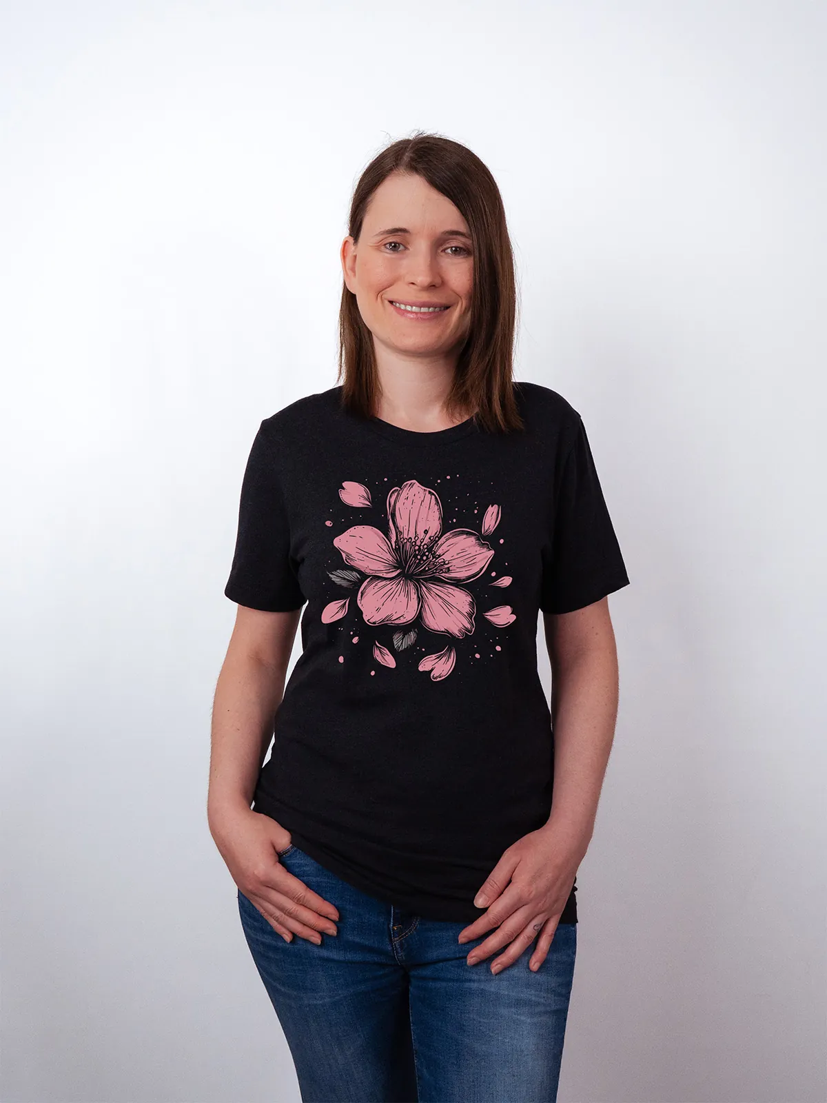 Einzelne Bluete T-Shirt in Black Heather, getragen von einem Damen Model, in der Ansicht von Vorne.