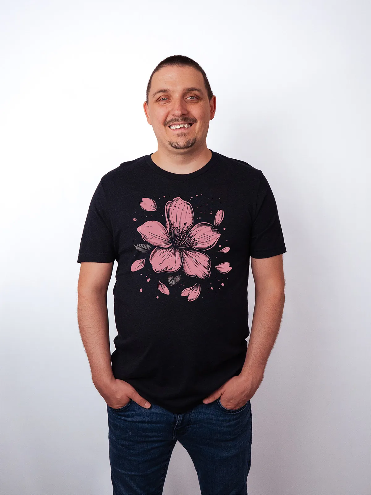 Einzelne Bluete T-Shirt in Black Heather, getragen von einem Herren Model, in der Ansicht von Vorne.