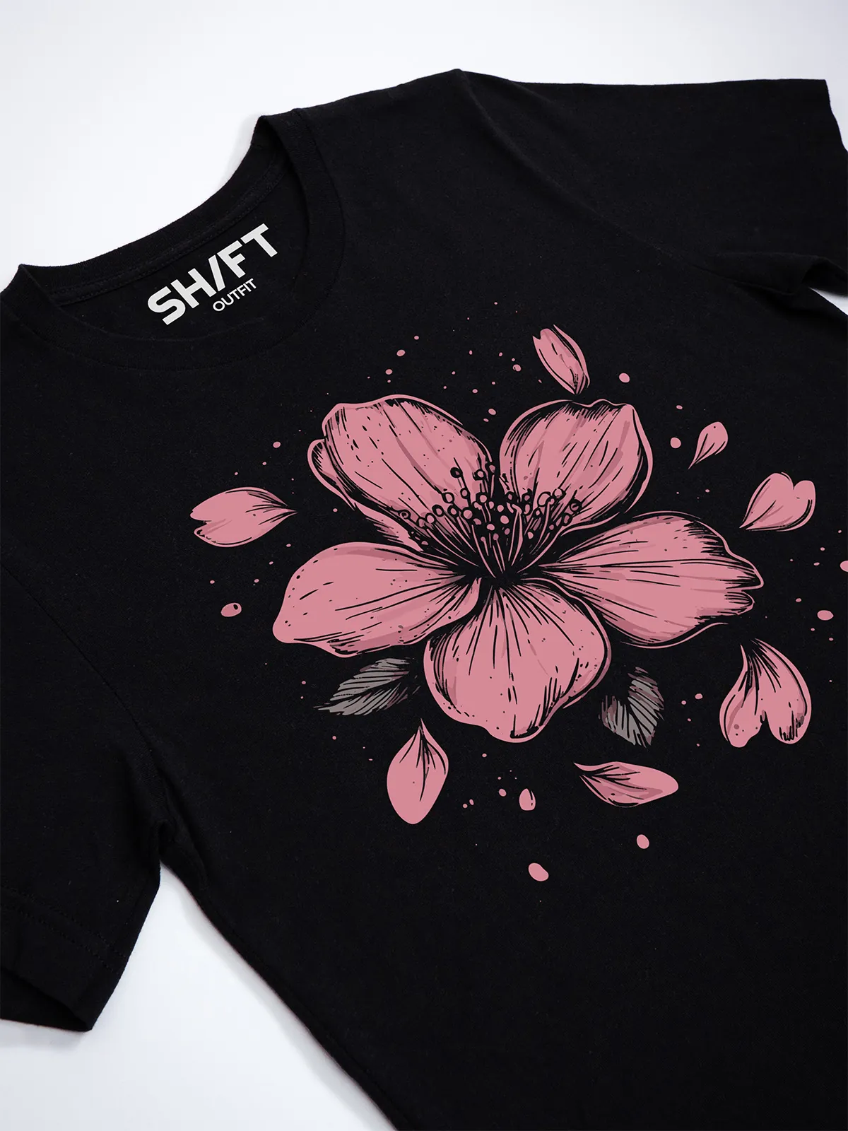 Einzelne Bluete T-Shirt in Black, Detailansicht des Drucks.