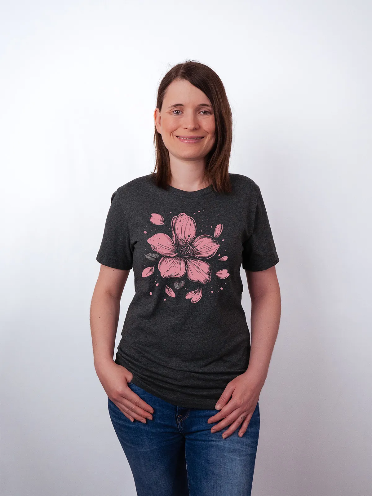 Einzelne Bluete T-Shirt in Dark Grey Heather, getragen von einem Damen Model, in der Ansicht von Vorne.