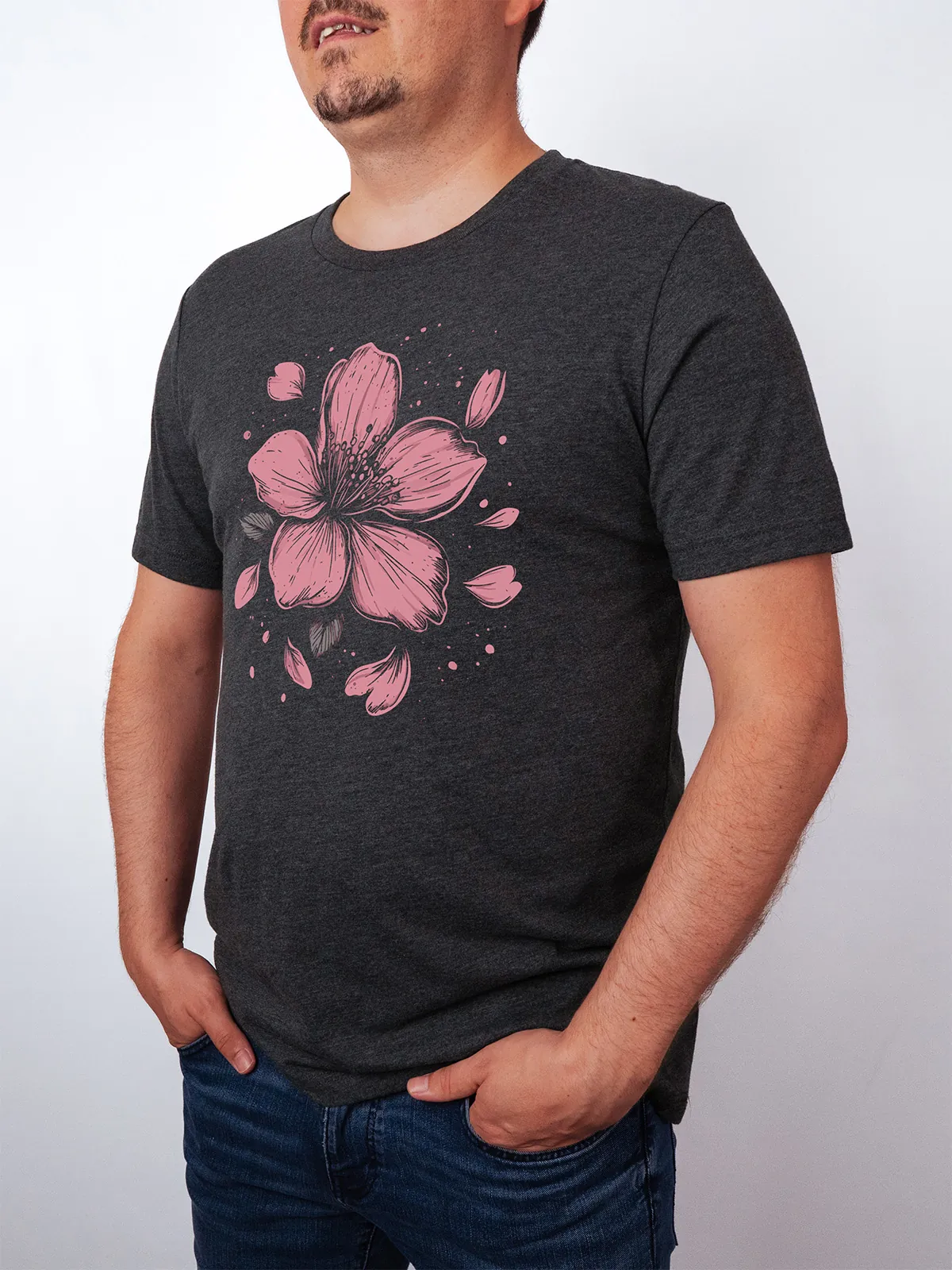 Einzelne Bluete T-Shirt in Dark Grey Heather, getragen von einem Herren Model, in der Ansicht von Seite.