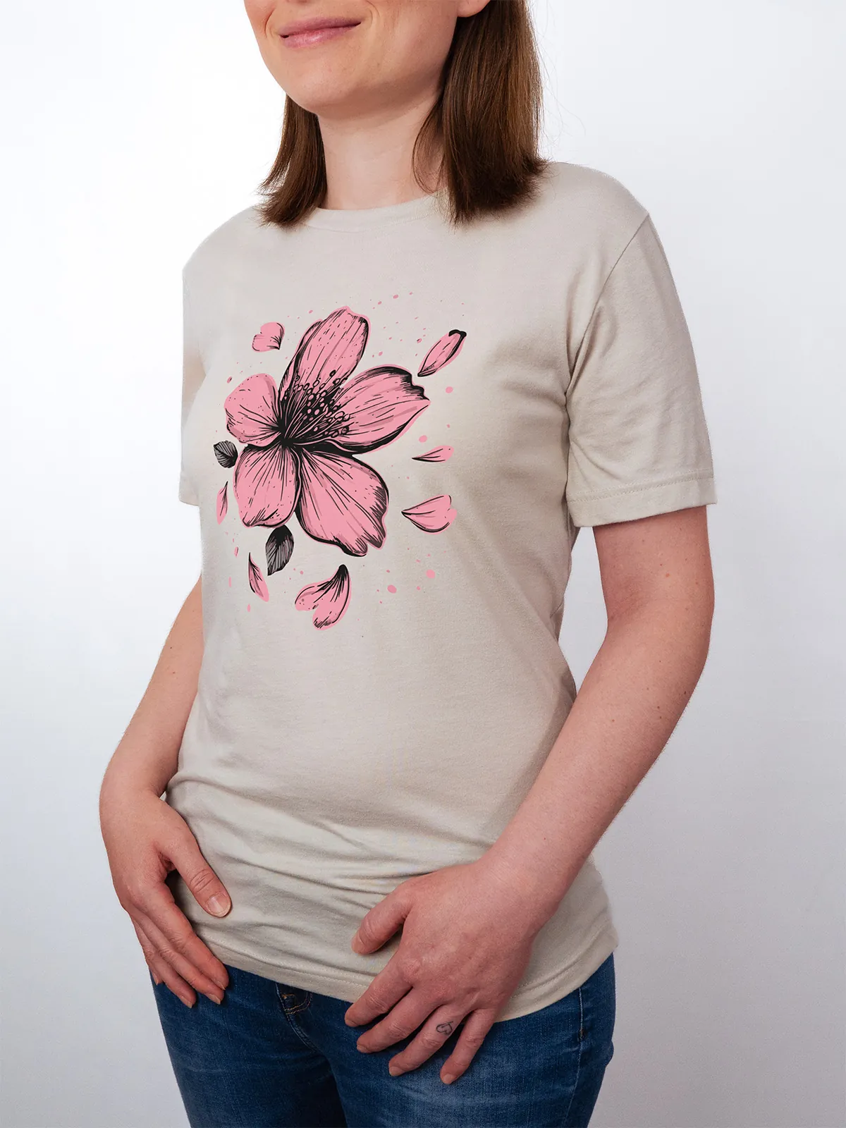 Einzelne Bluete T-Shirt in Heather Dust, getragen von einem Damen Model, in der Ansicht von Seite.