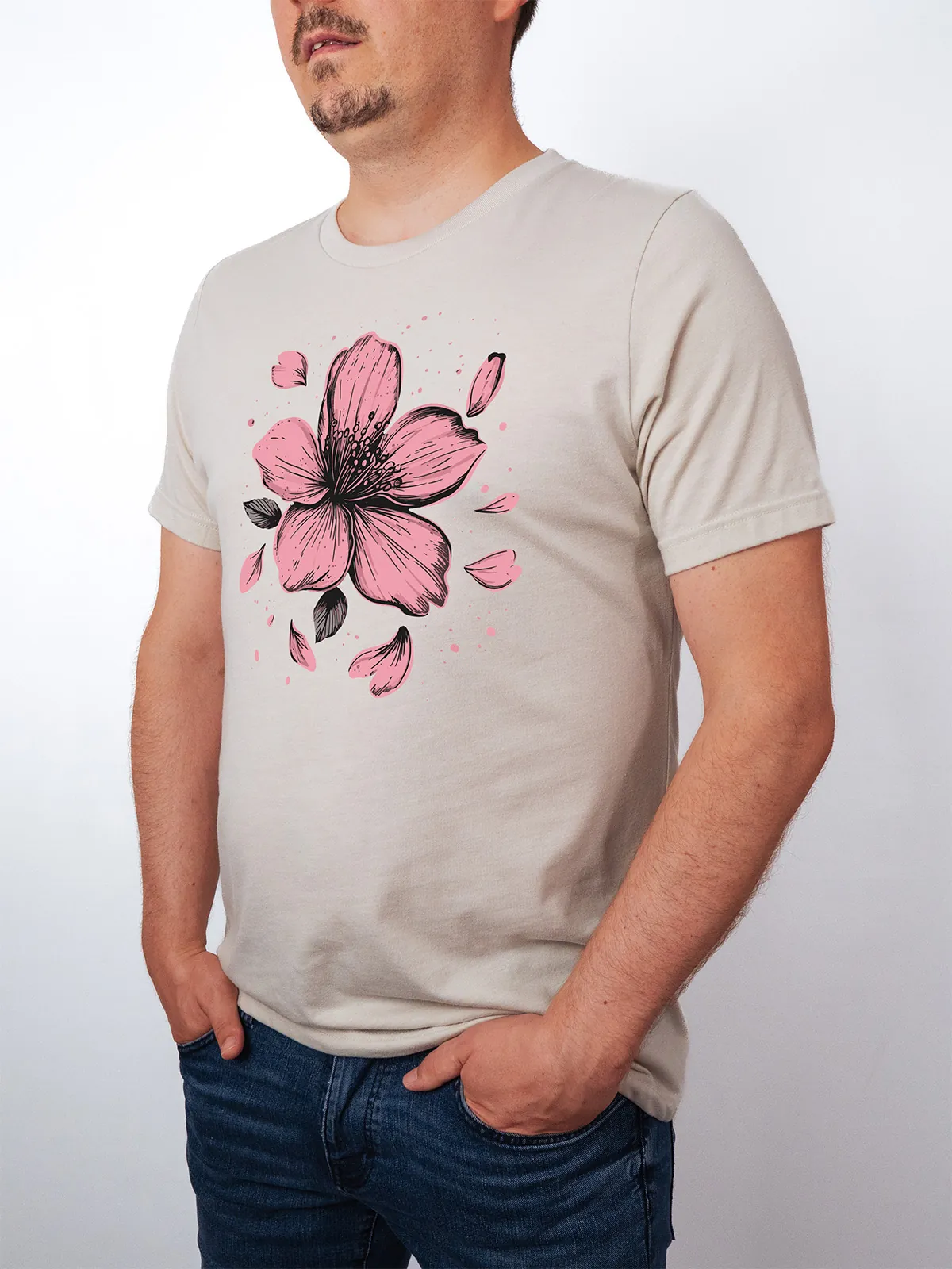 Einzelne Bluete T-Shirt in Heather Dust, getragen von einem Herren Model, in der Ansicht von Seite.