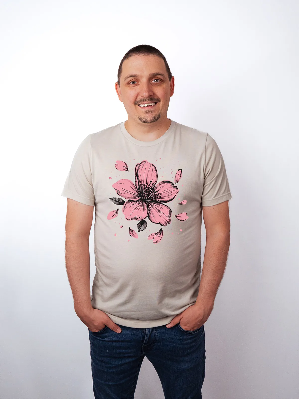 Einzelne Bluete T-Shirt in Heather Dust, getragen von einem Herren Model, in der Ansicht von Vorne.