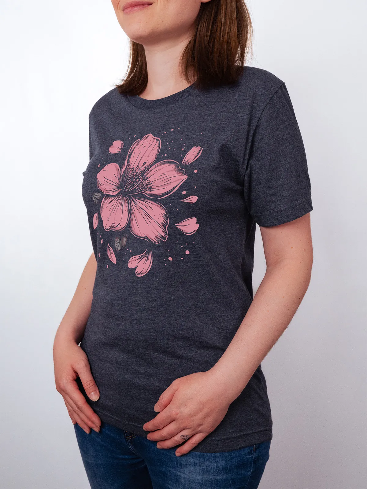 Einzelne Bluete T-Shirt in Heather Midnight Navy, getragen von einem Damen Model, in der Ansicht von Seite.