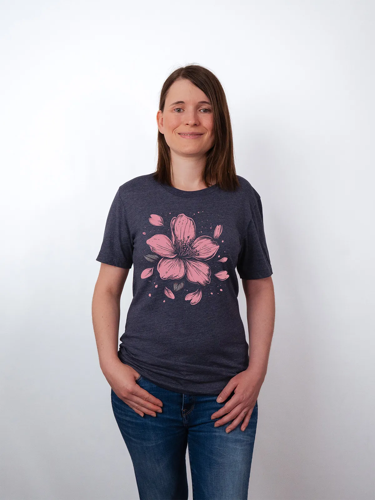 Einzelne Bluete T-Shirt in Heather Midnight Navy, getragen von einem Damen Model, in der Ansicht von Vorne.