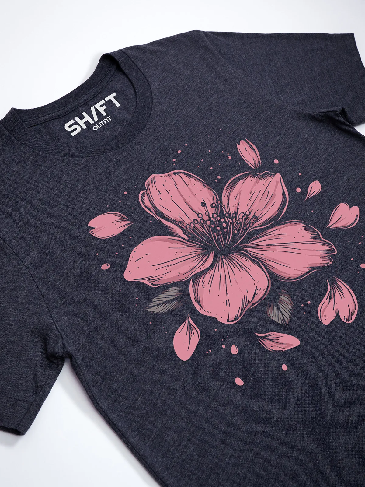 Einzelne Bluete T-Shirt in Heather Midnight Navy, Detailansicht des Drucks.