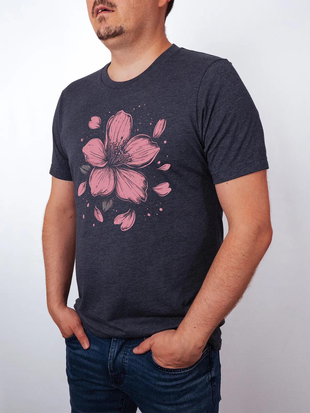 Einzelne Bluete T-Shirt in Heather Midnight Navy, getragen von einem Herren Model, in der Ansicht von Seite.