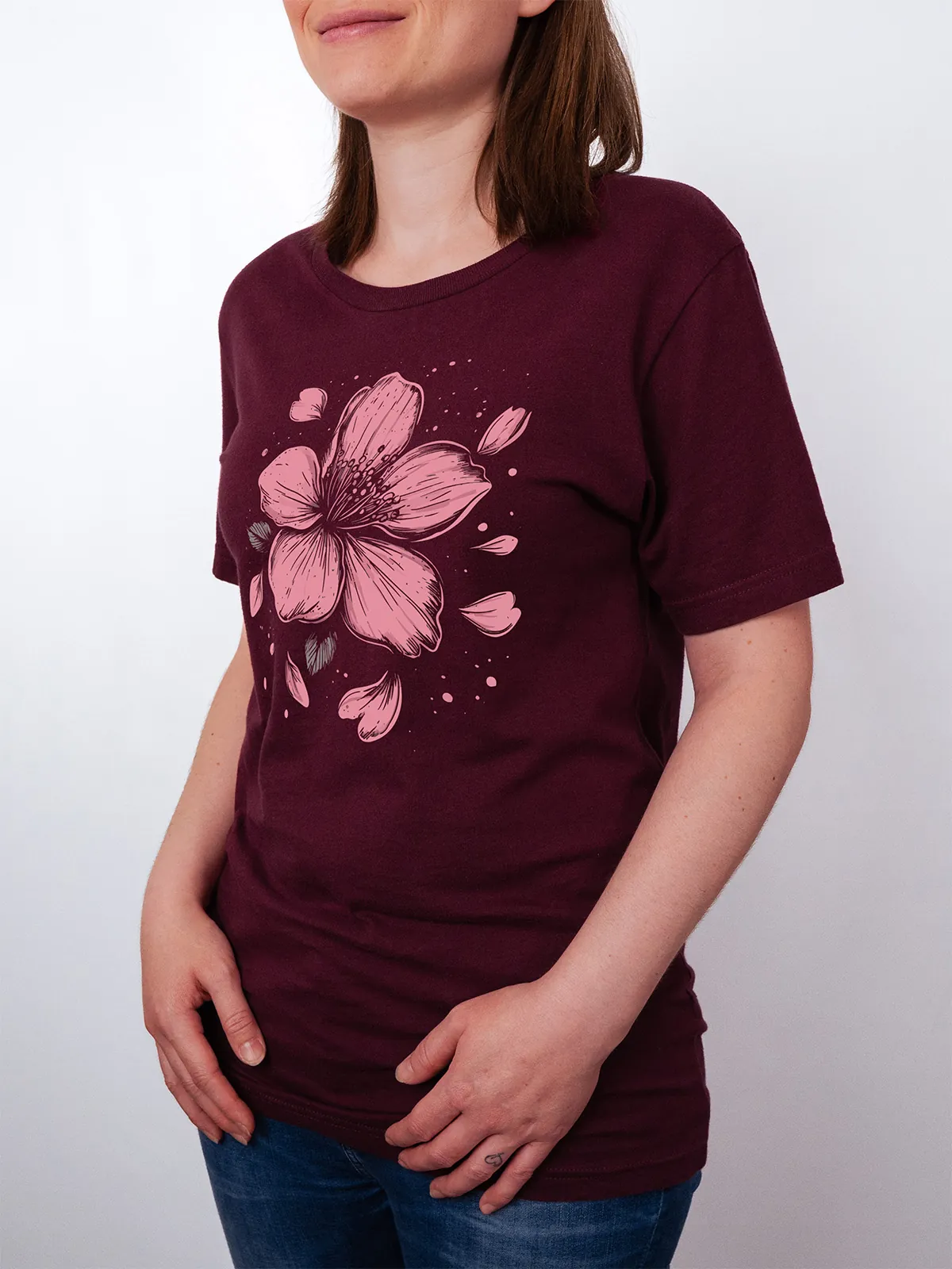 Einzelne Bluete T-Shirt in Maroon, getragen von einem Damen Model, in der Ansicht von Seite.