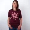 Einzelne Bluete T-Shirt in Maroon, getragen von einem Damen Model, in der Ansicht von Vorne.