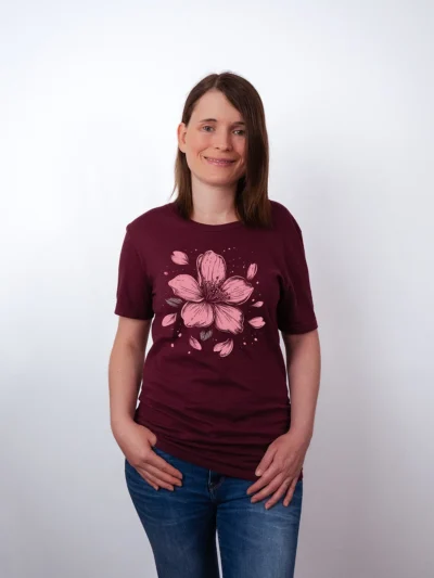Einzelne Bluete T-Shirt in Maroon, getragen von einem Damen Model, in der Ansicht von Vorne.