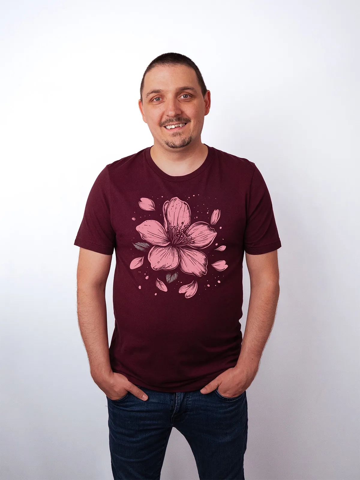 Einzelne Bluete T-Shirt in Maroon, getragen von einem Herren Model, in der Ansicht von Vorne.