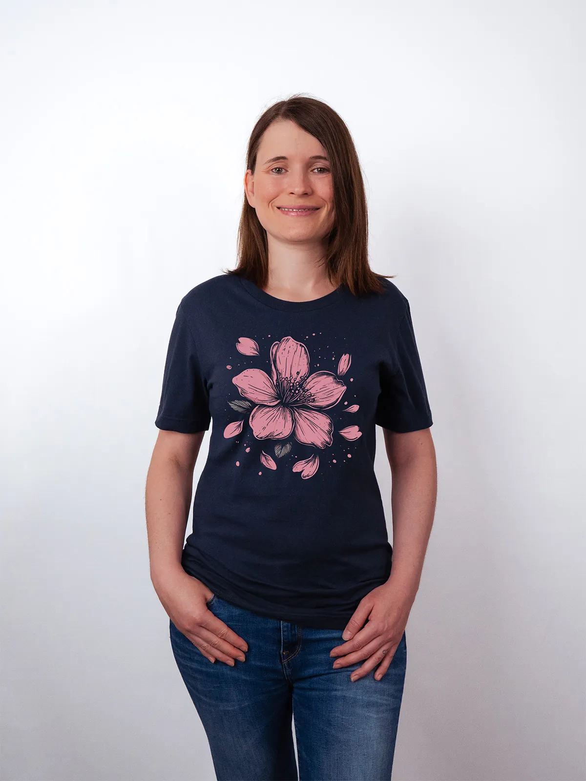 Einzelne Bluete T-Shirt in Navy, getragen von einem Damen Model, in der Ansicht von Vorne.