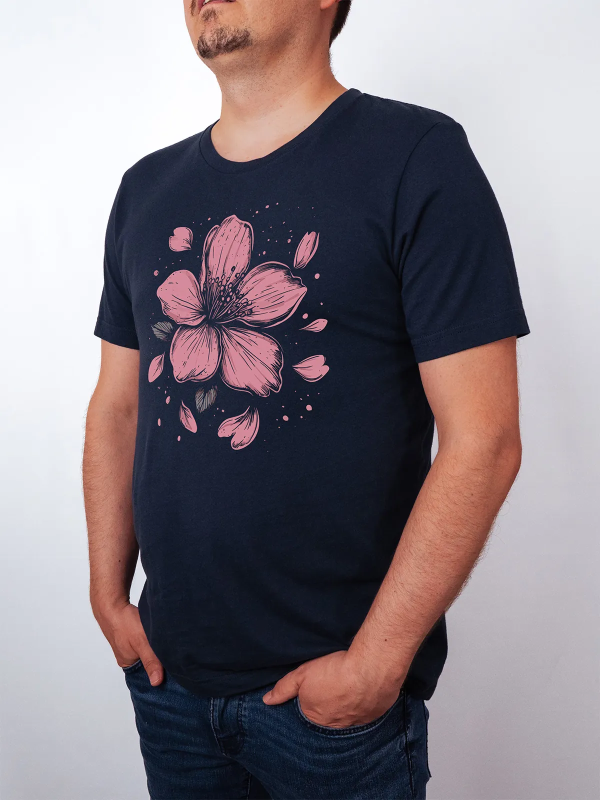 Einzelne Bluete T-Shirt in Navy, getragen von einem Herren Model, in der Ansicht von Seite.