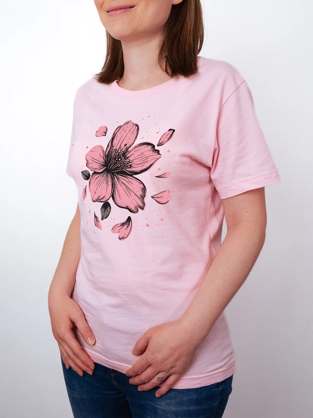 Einzelne Bluete T-Shirt in Pink, getragen von einem Damen Model, in der Ansicht von Seite.