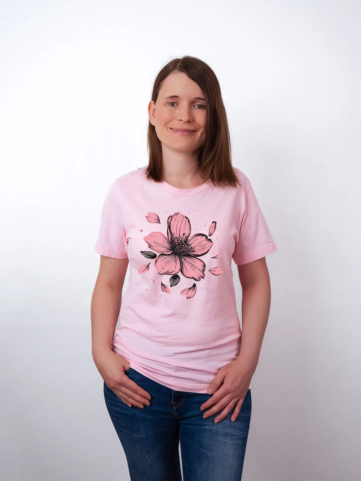 Einzelne Bluete T-Shirt in Pink, getragen von einem Damen Model, in der Ansicht von Vorne.