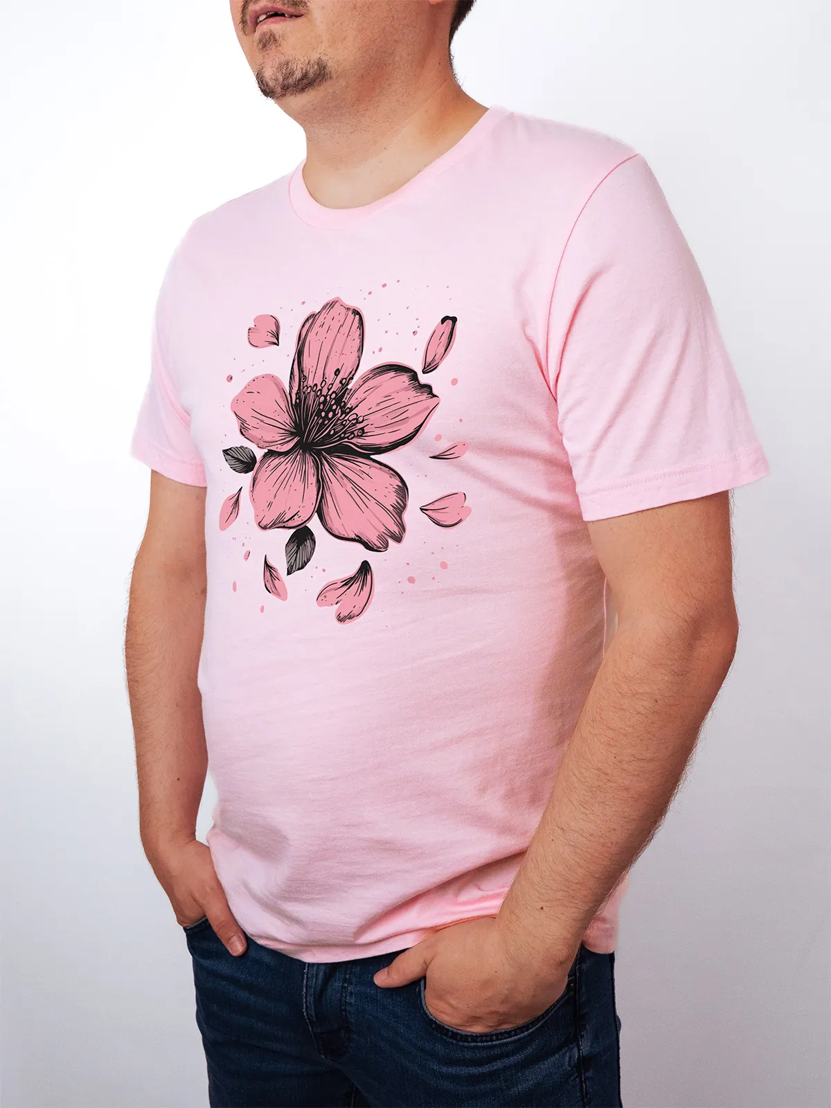 Einzelne Bluete T-Shirt in Pink, getragen von einem Herren Model, in der Ansicht von Seite.