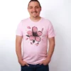 Einzelne Bluete T-Shirt in Pink, getragen von einem Herren Model, in der Ansicht von Vorne.