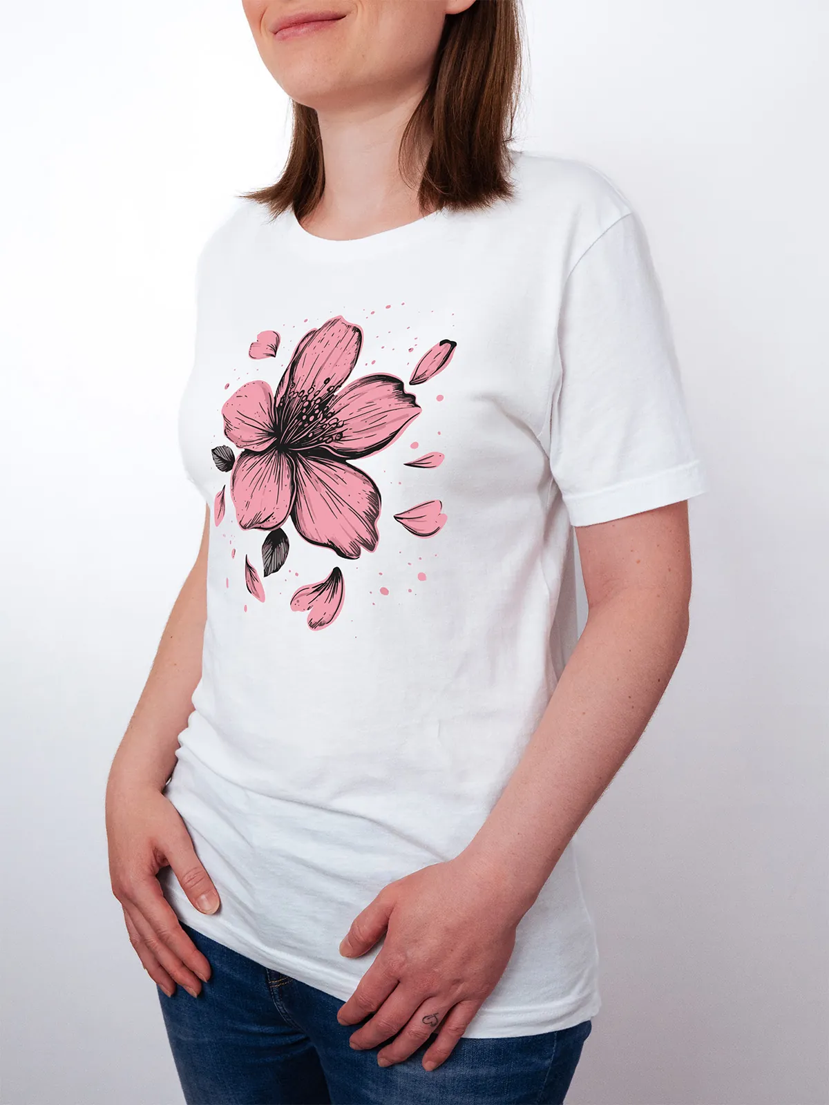 Einzelne Bluete T-Shirt in White, getragen von einem Damen Model, in der Ansicht von Seite.