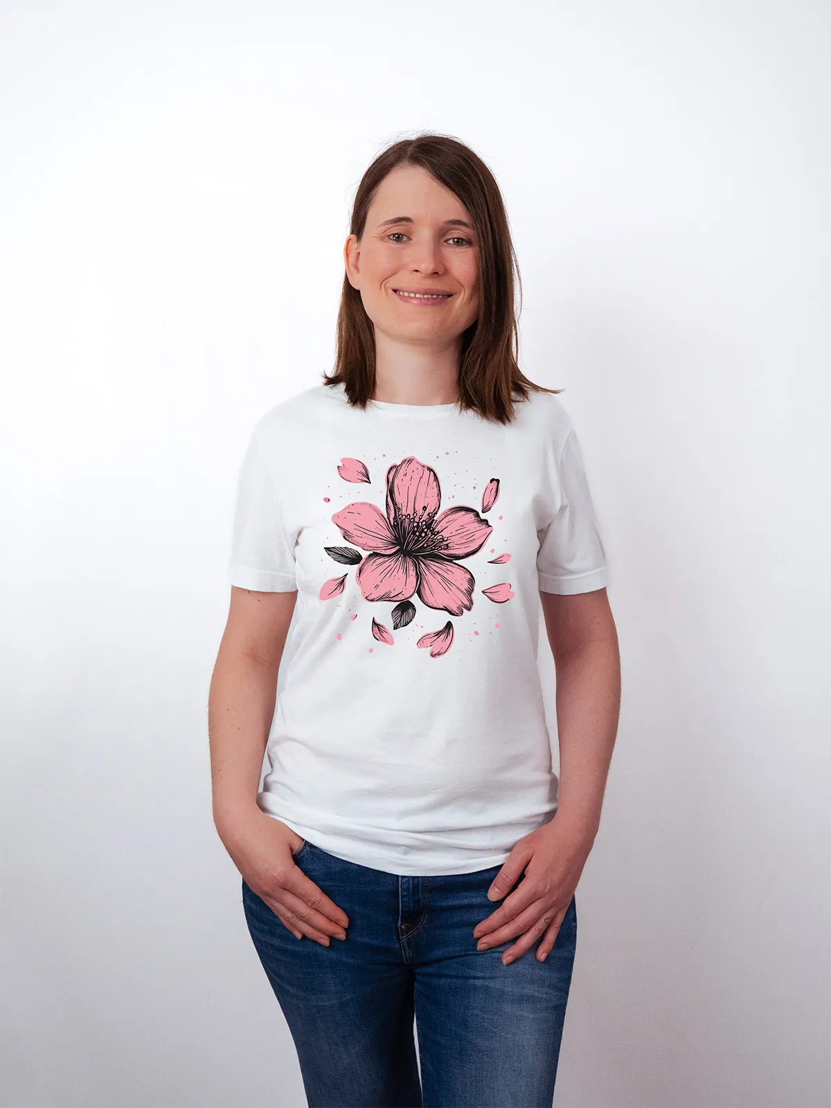 Einzelne Bluete T-Shirt in White, getragen von einem Damen Model, in der Ansicht von Vorne.