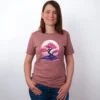 Sakura Blueten T-Shirt in Mauve, getragen von einem Damen Model, in der Ansicht von vorne.