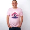 Sakura Blueten T-Shirt in Pink, getragen von einem Herren Model, in der Ansicht von vorne.