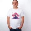Sakura Blueten T-Shirt in White, getragen von einem Herren Model, in der Ansicht von vorne.