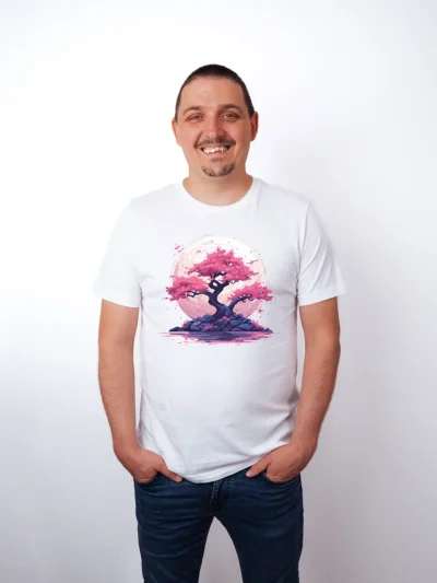 Sakura Blueten T-Shirt in White, getragen von einem Herren Model, in der Ansicht von vorne.