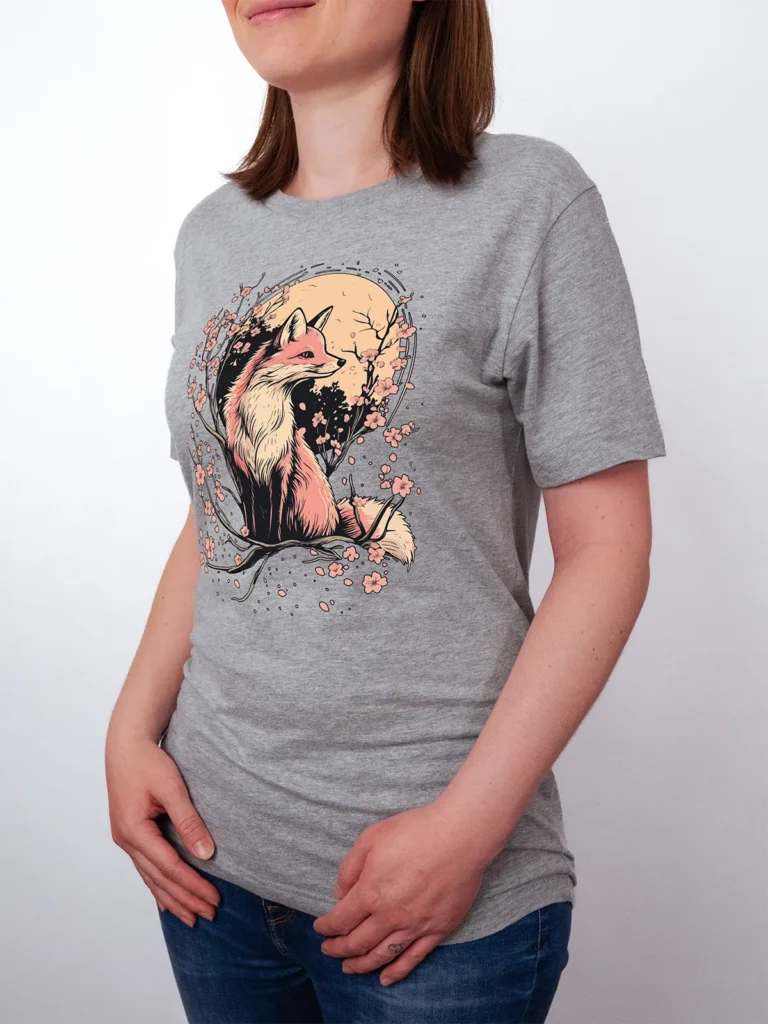 Sakura Fuchs T-Shirt in Athletic Heather, getragen von einem Damen Model, in der Ansicht von seite.