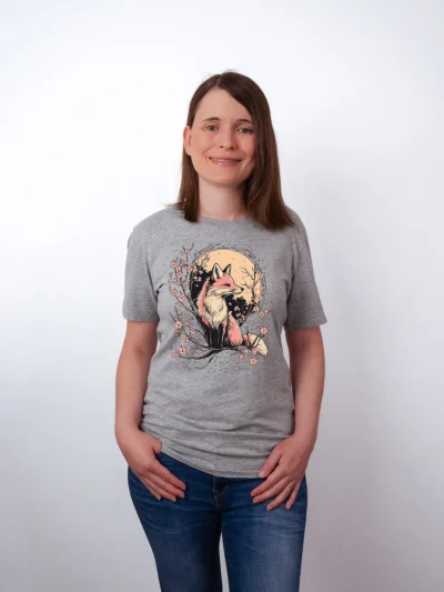 Sakura Fuchs T-Shirt in Athletic Heather, getragen von einem Damen Model, in der Ansicht von vorne.