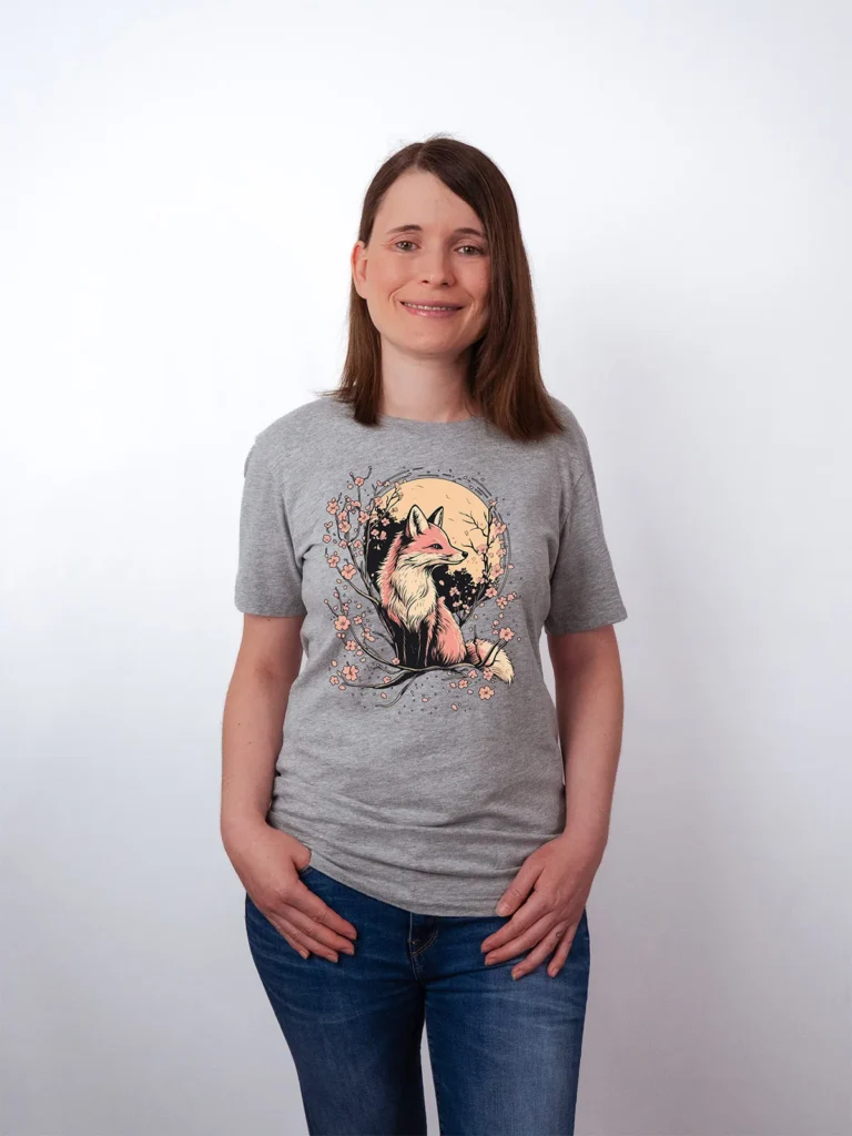 Sakura Fuchs T-Shirt in Athletic Heather, getragen von einem Damen Model, in der Ansicht von vorne.
