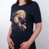 Sakura Fuchs T-Shirt in Navy, getragen von einem Damen Model, in der Ansicht von seite.
