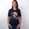 Sakura Fuchs T-Shirt in Navy, getragen von einem Damen Model, in der Ansicht von vorne.