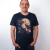 Sakura Fuchs T-Shirt in Navy, getragen von einem Herren Model, in der Ansicht von vorne.