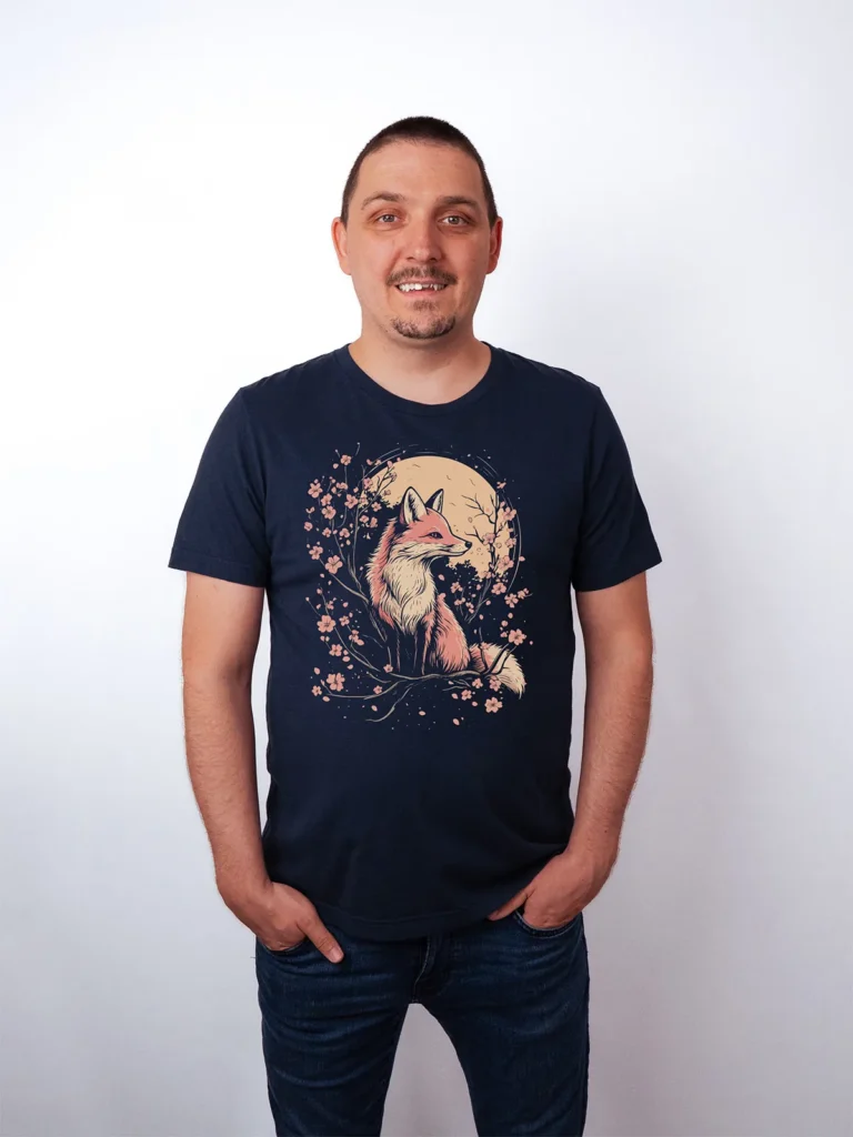 Sakura Fuchs T-Shirt in Navy, getragen von einem Herren Model, in der Ansicht von vorne.