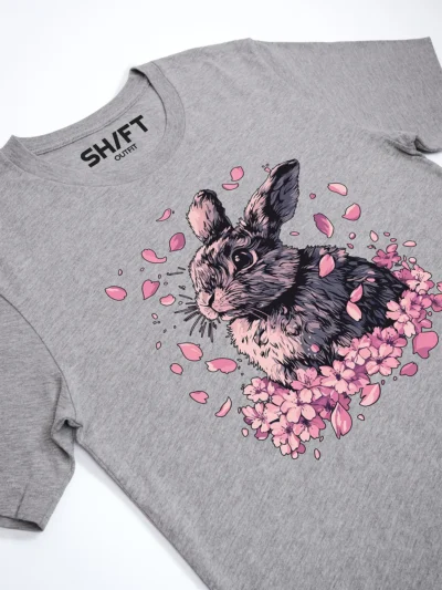 Sakura Hase T-Shirt in Athletic Heather, Detailansicht des Drucks.