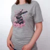 Sakura Hase T-Shirt in Athletic Heather, getragen von einem Weiblichen Model, in der Ansicht von seite.
