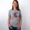 Sakura Hase T-Shirt in Athletic Heather, getragen von einem Weiblichen Model, in der Ansicht von vorne.