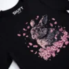 Sakura Hase T-Shirt in Black Heather, Detailansicht des Drucks.