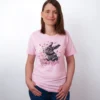 Sakura Hase T-Shirt in Pink, getragen von einem Weiblichen Model, in der Ansicht von vorne.